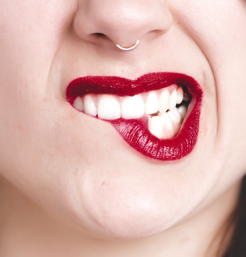 Kääpiö ja seitsemän lumikkia. Pitkiä sääriä ja hiton ahdas sänky.