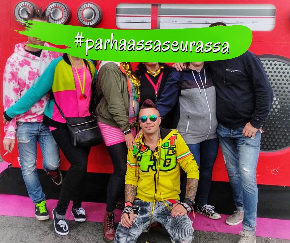 Tasajalkaa tampaten, neonvärien&nbsp;loisteessa.