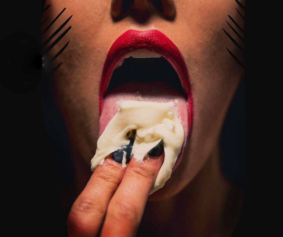 Käsi kauhan varressa ja sormet&nbsp;piirakassa.