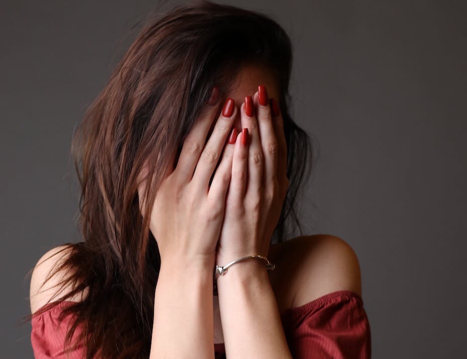 Naaman täydeltä sukupuolielimiä.