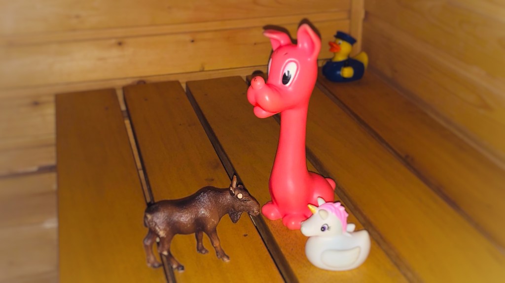 Hirvi, yksisarvinen ankka ja pinkki&nbsp;koira.