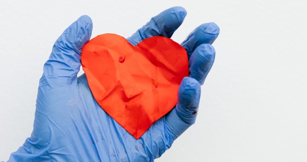 Sydämen lyöntien varassa.