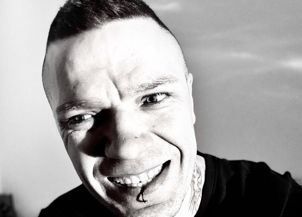 Kirjoittamista sekä syntisen raamatun&nbsp;oppeja.